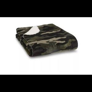 Victoria’s Secret pink camo Sherpa blanket
